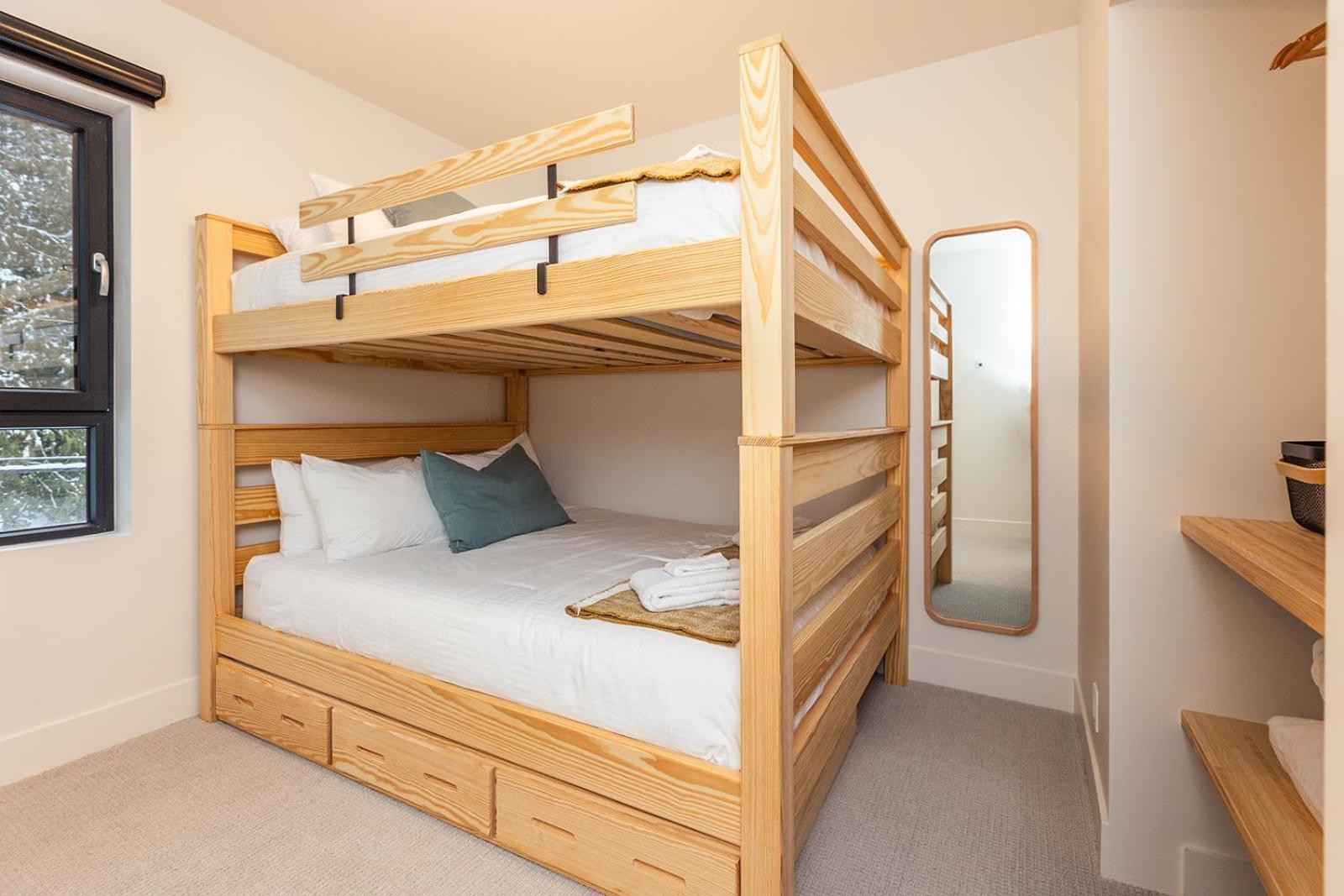Tally Ho By Revelstoke Vacations Esterno foto