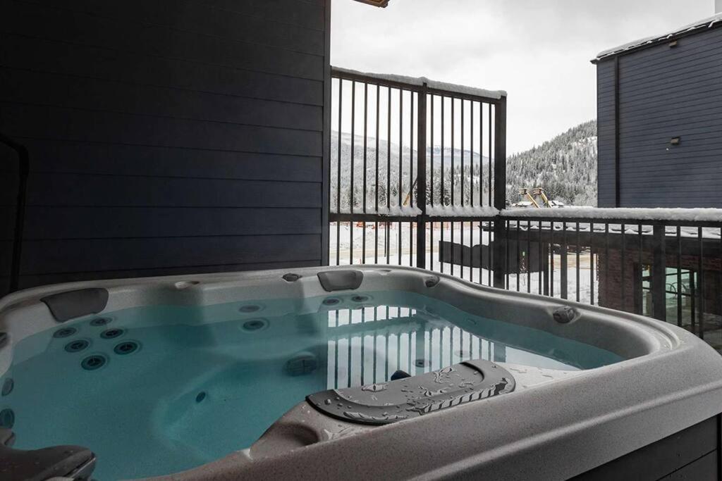 Tally Ho By Revelstoke Vacations Esterno foto