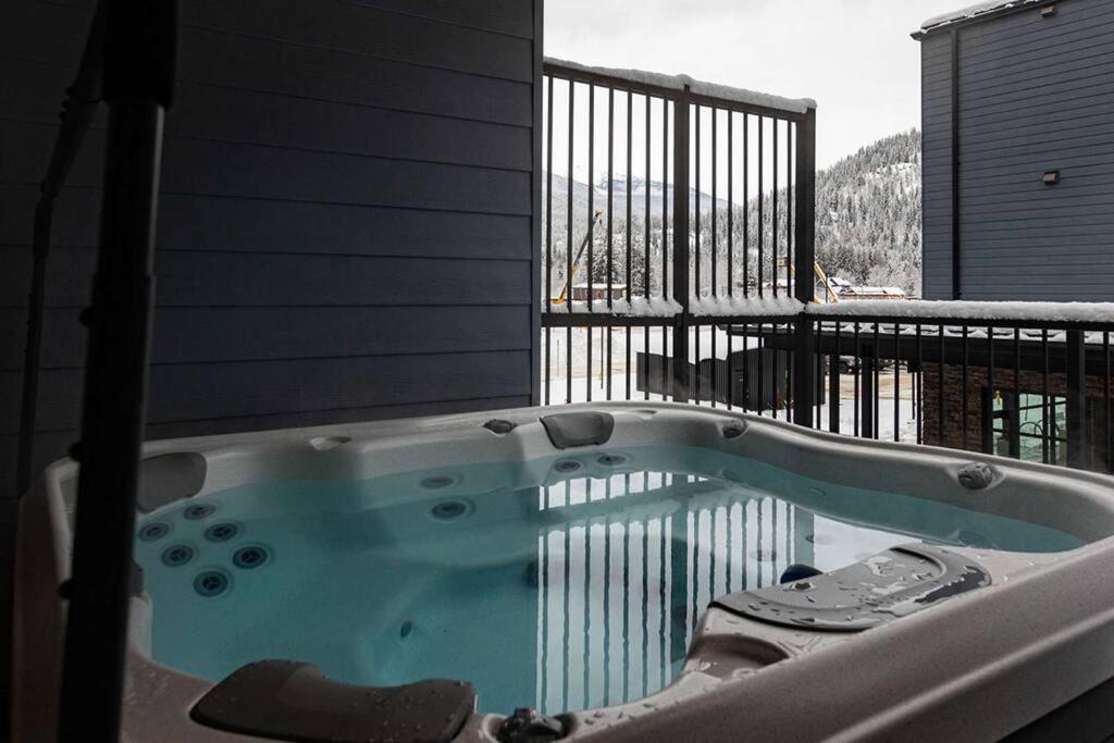 Tally Ho By Revelstoke Vacations Esterno foto