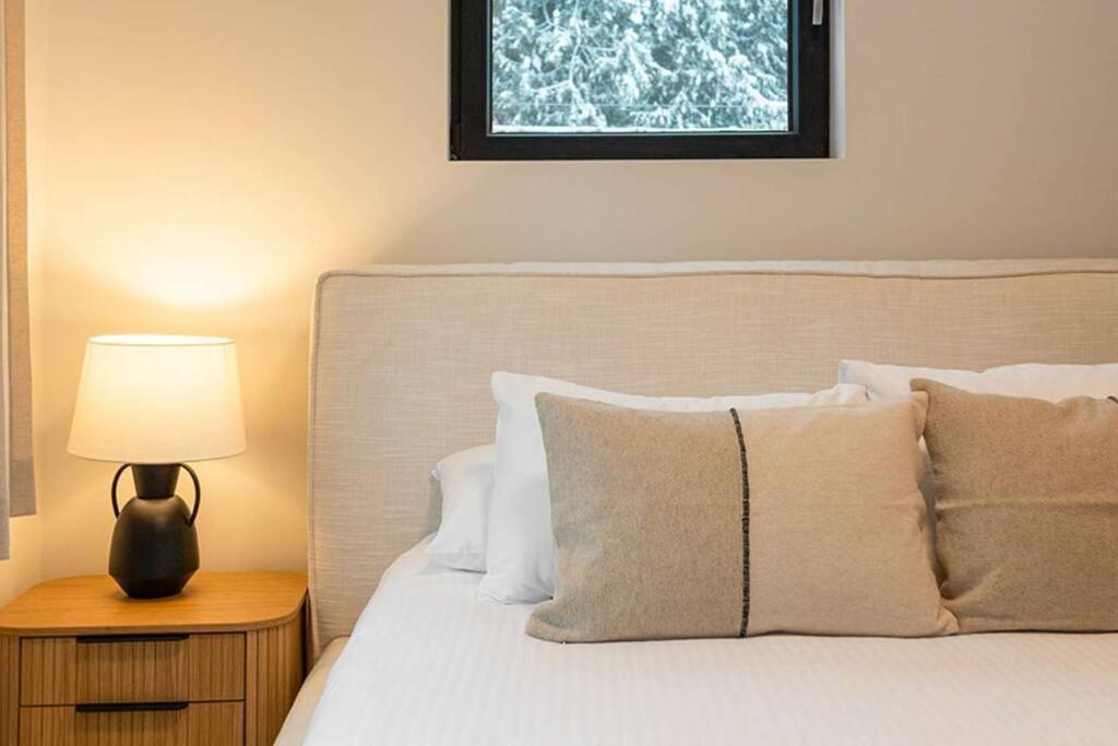 Tally Ho By Revelstoke Vacations Esterno foto