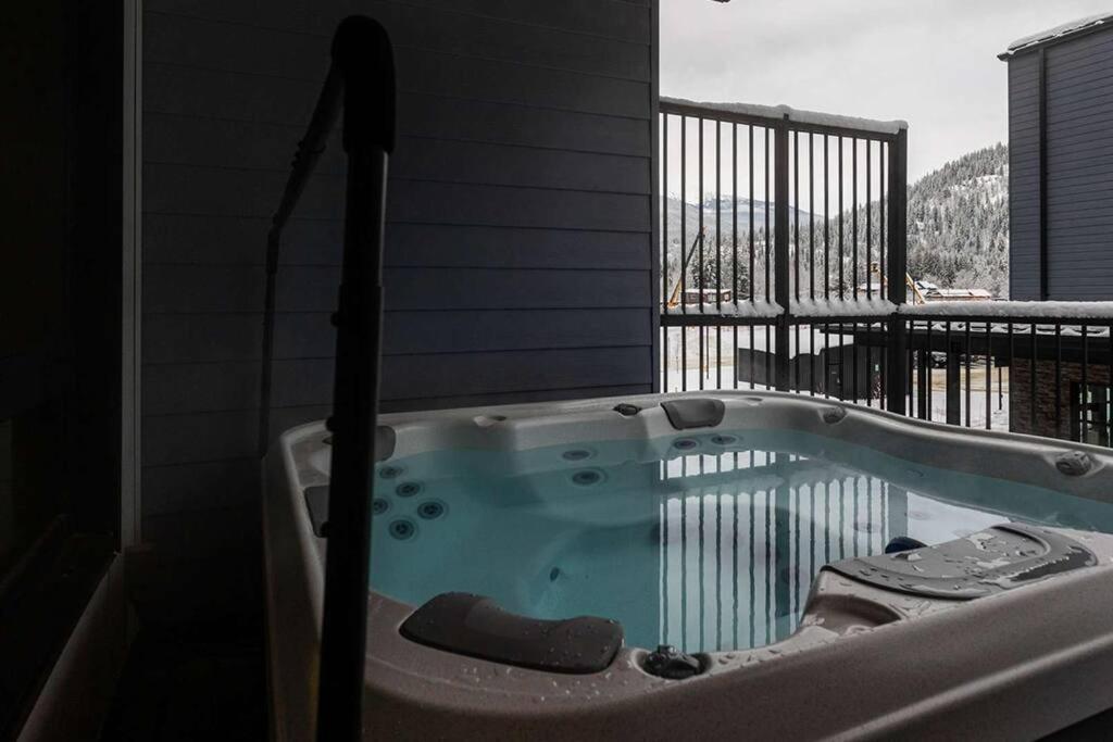 Tally Ho By Revelstoke Vacations Esterno foto