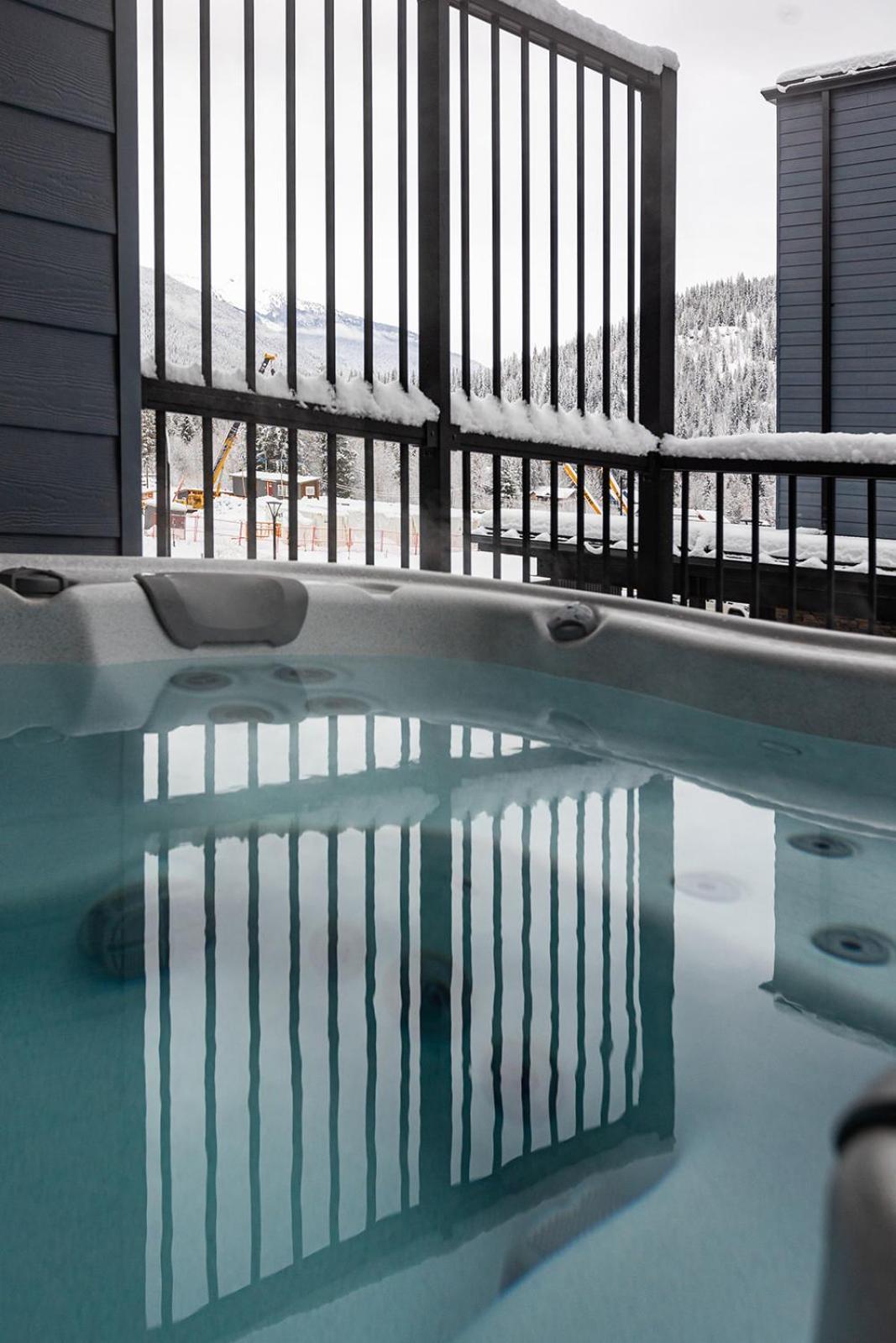 Tally Ho By Revelstoke Vacations Esterno foto