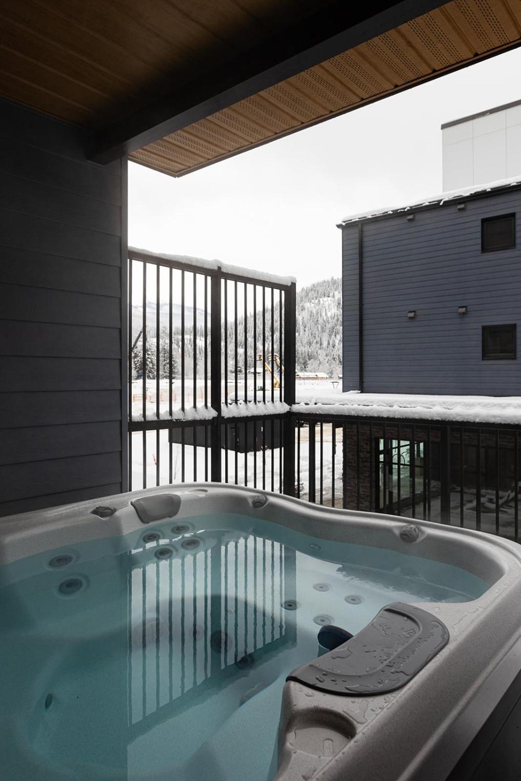 Tally Ho By Revelstoke Vacations Esterno foto