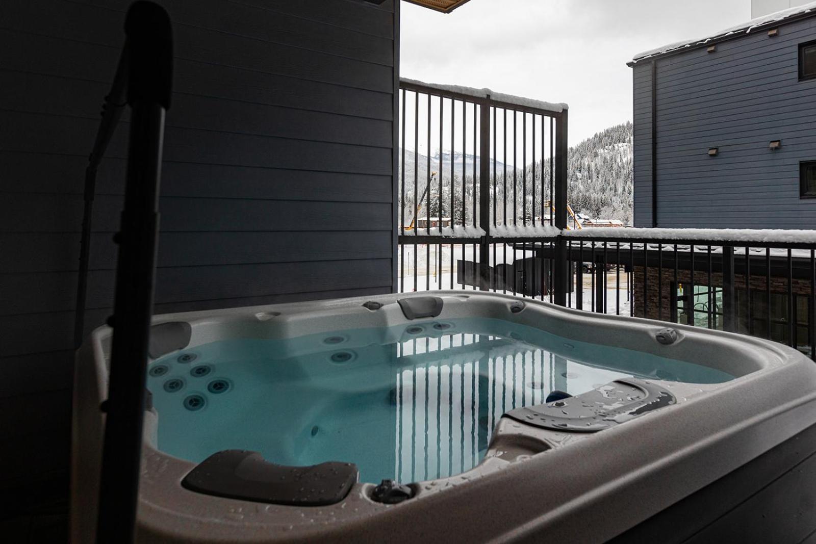 Tally Ho By Revelstoke Vacations Esterno foto